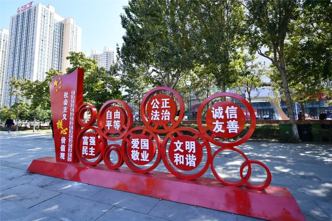 因地制宜创新形式南岗区设置社会主义核心价值观街头景观小品