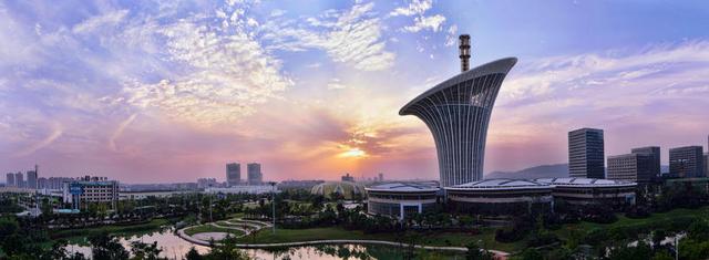 太壮观了!光谷广场"星河"基本完工 市民"一睹为快"拿起手机疯狂拍照