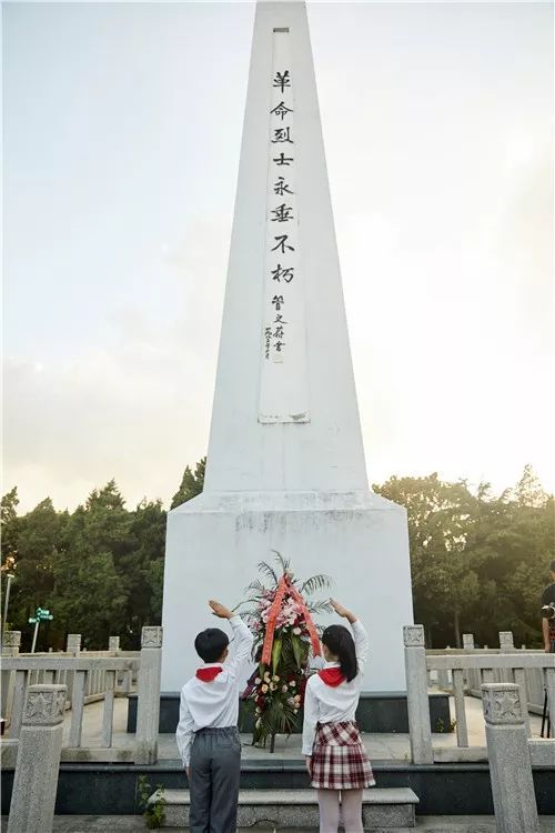 随后,老师们带领寻访队员来到海安烈士陵园,大家怀着无比崇敬的心情向
