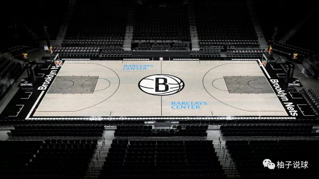 篮网也将主场地板进行了全新涂装 新的主场地板主色调变为灰色 中圈