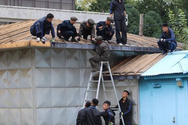 太罕见！朝韩和"联合国军司令部"合作修屋顶画面曝光