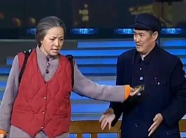 宋丹丹的初恋叫袁钢,是一名退伍转业军人.身材挺拔,长相英俊.