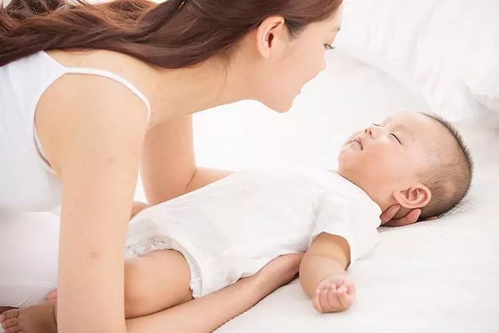 婴儿怎么趴在胸口 e9e65e5ba55a4ecbac690e88acd3f993.jpeg