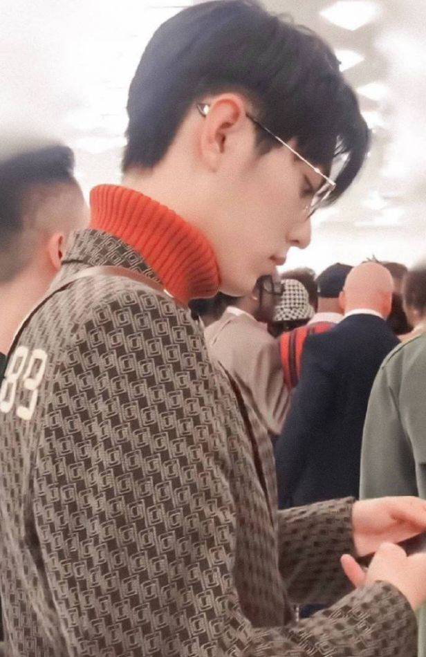 肖战带鼻屎看秀?站姐连夜p图编辑,镜头放大:辣眼睛