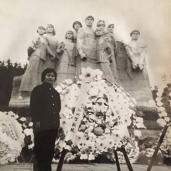 孙以智在雨花台烈士群雕像前