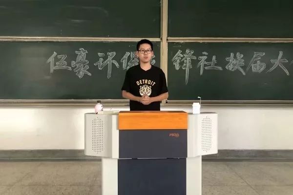 任雯雯代表发言,首先感谢了上一届的社团干部们为社团发展作出的贡献