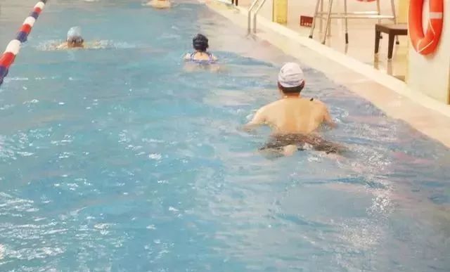 一招提高蛙泳速度