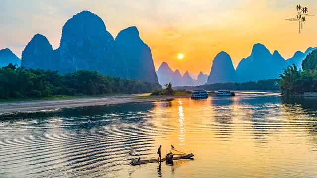 在阳朔兴坪古镇度过一晚后,运气很好让我看到了漓江上壮丽的夕阳.