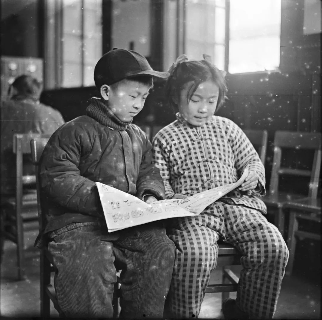 上世纪60年代,孩子们在上海少年儿童图书馆里阅读书籍.
