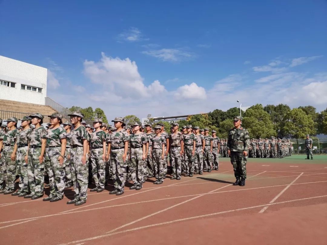 那一个个挺拔的身影 (来源:"皖南医学院团委"公众号) 阜阳师范大学 蓝