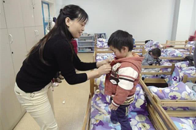 「每日说育儿知识」秋分过后：天再冷宝妈也别这样带娃，伤及脾胃还影响孩子长个