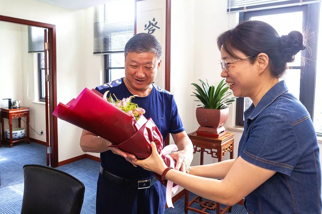 永钢董事局主席吴耀芳获颁庆祝中华人民共和国成立70周年纪念章