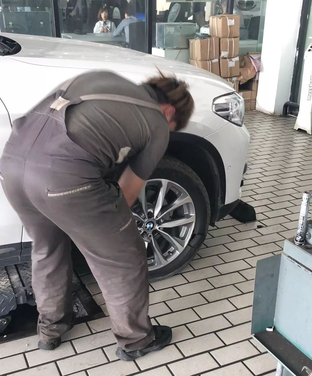 告知拨打400-812-9999(宝马道路救援电话,拨通后客服安排免费拖车!
