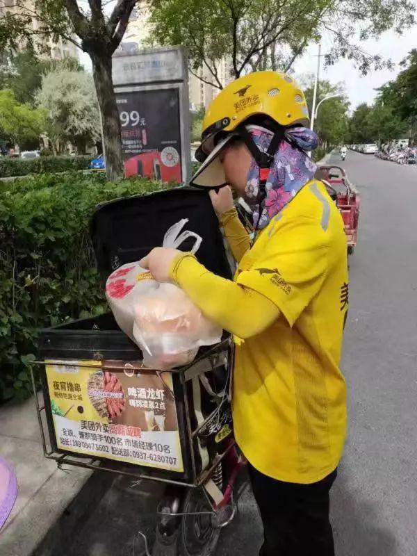 外卖女骑手的美丽身影