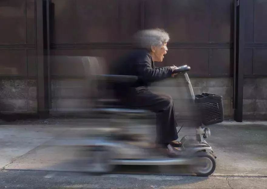 中国奶奶走秀巴黎街头,惊艳了老外!容颜衰老不