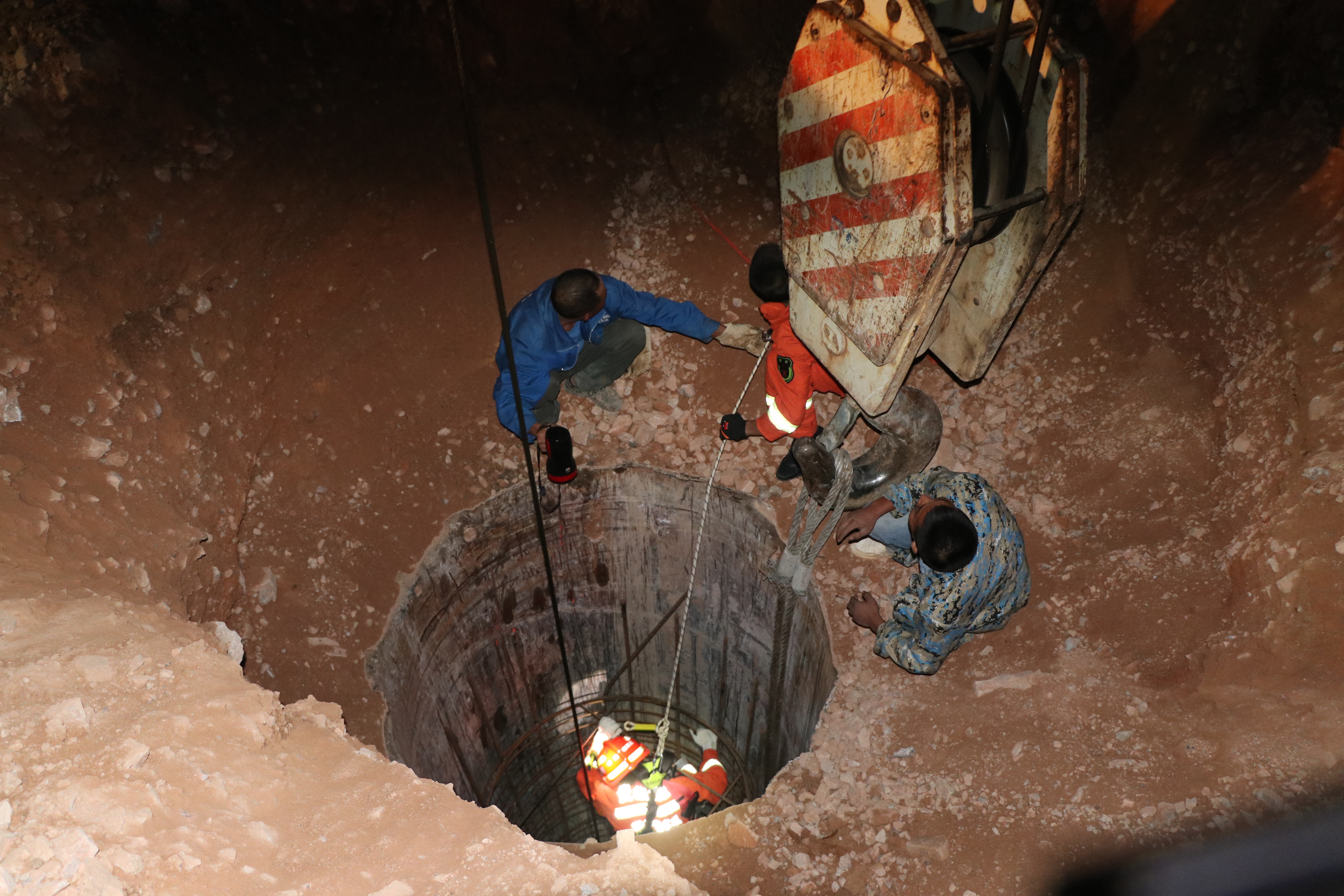 贵州一工人作业时失足坠入30米深基井，获救后被送医
