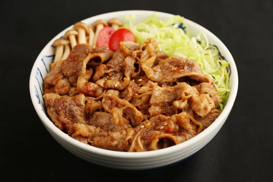 焱铁烧牛肉丼饭精选牛肉,牛肠和牛舌为主要食材,用日本顶级酱料调味