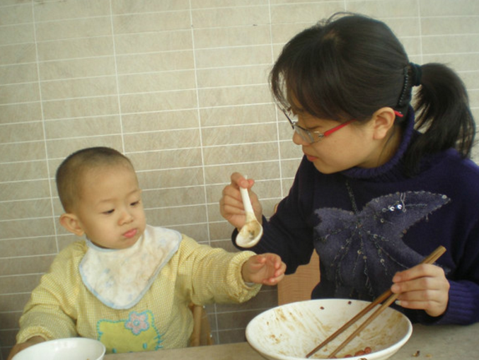 蓝象宝贝育儿@宁可饿着，也别让宝宝睡前吃4种食物，不然积食，还耽误长个