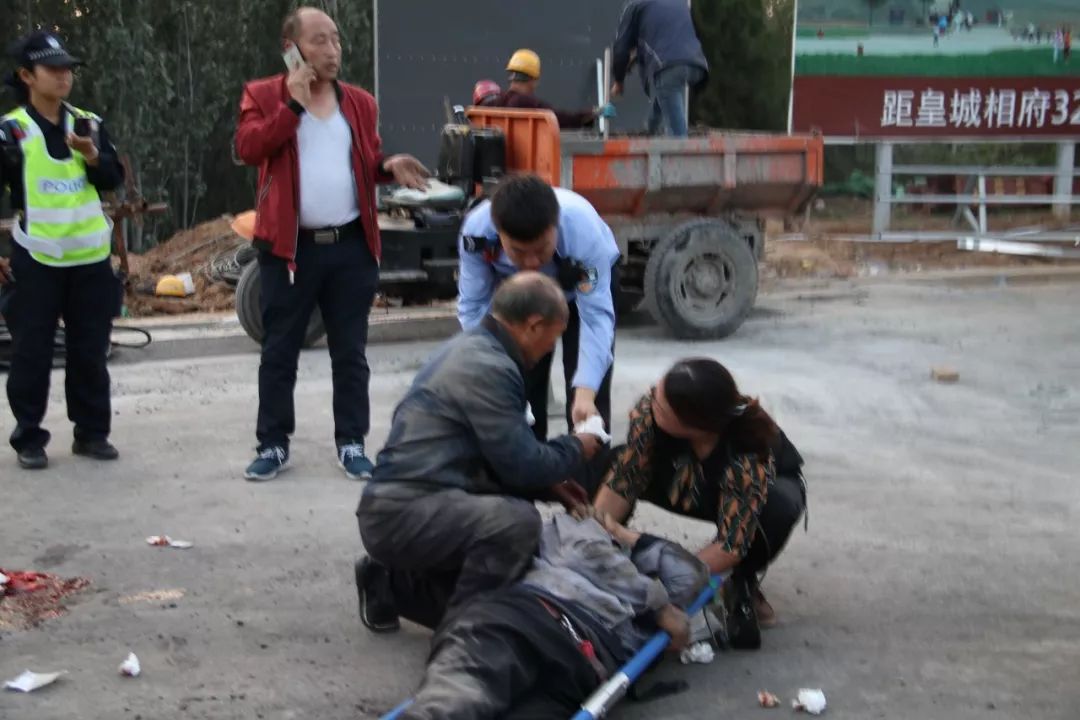 阳城这里突发一起车祸,一人受重伤,警方极速救援.