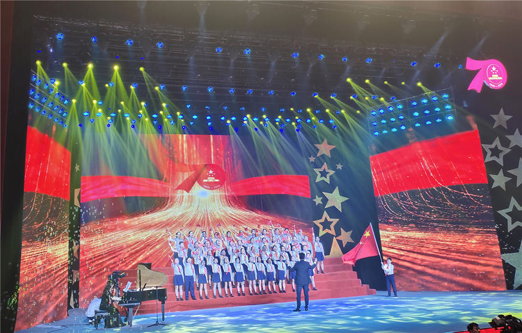 我和我的祖国歌曲演唱者 2c47e31bf8e94f25ad6abfbaffc4c580.png