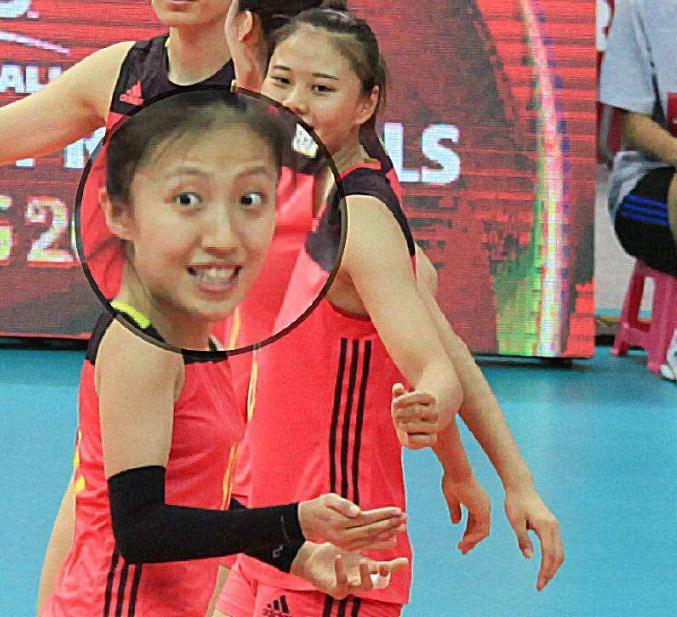 丁霞在中国女排的比赛中,表情和肢体语言都是相当丰富的,还记得前年