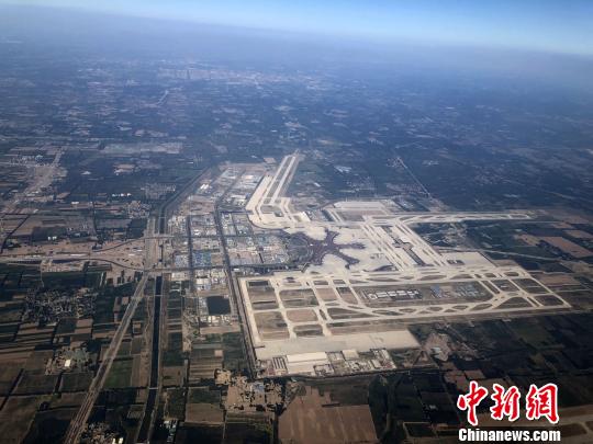 资料图:航班空中俯瞰北京大兴国际机场. 孙自法 摄
