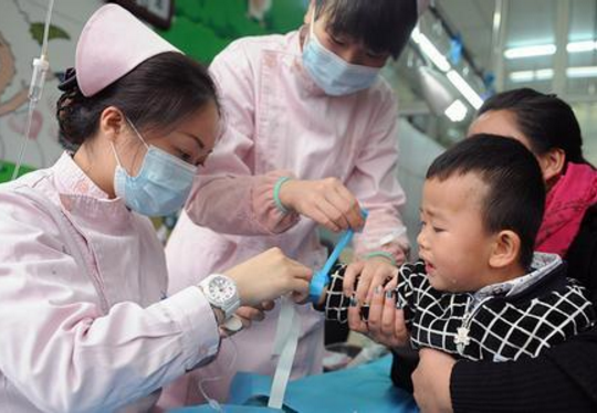 「蓝象宝贝育儿」孩子体内有没有积食，这4点一看便知，家长快住手，别再乱喂了