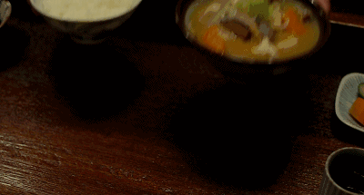 在深夜食堂,他们无非想找一个抚慰灵魂的休憩之所,扒进一口热腾腾的