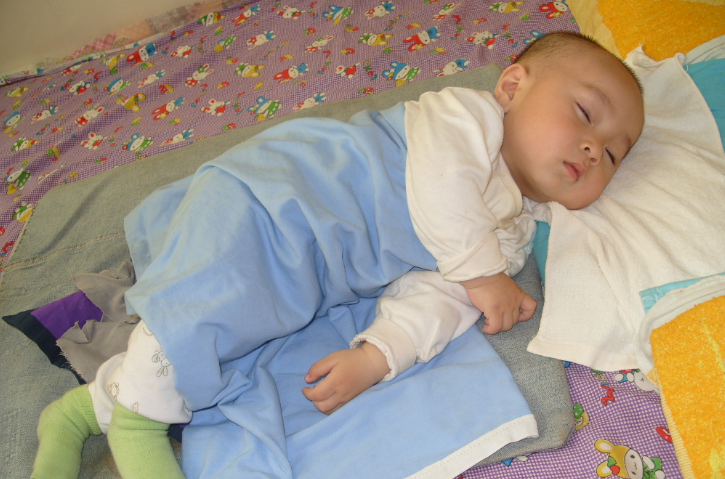 [蓝象宝贝育儿]孩子有这些睡姿，还觉得是可爱吗？那是脾胃的求救信号，别大意