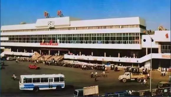 (图片源于网络)90年代柳州火车站↓↓↓(图片源于网络)来源:柳州高楼