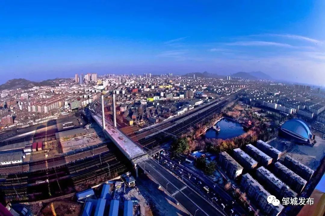2015年4月18日,邹城市三十米桥上跨铁路立交桥竣工通车.