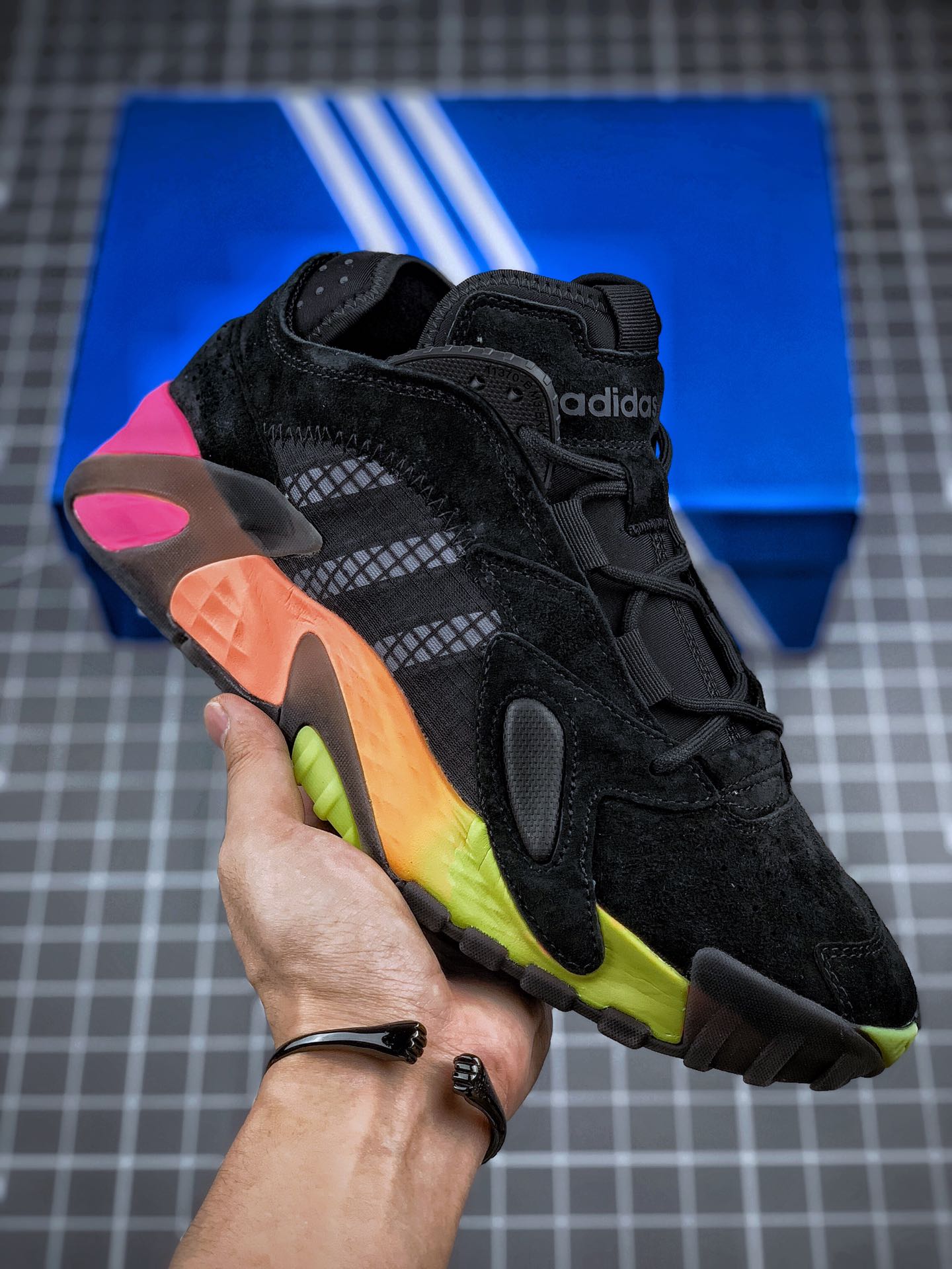 搭载Lightstrike缓震科技，AdidasStreetball运动鞋回归
