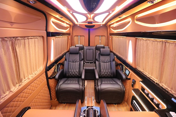 奔驰斯宾特7+2改装黑金版房车鉴赏