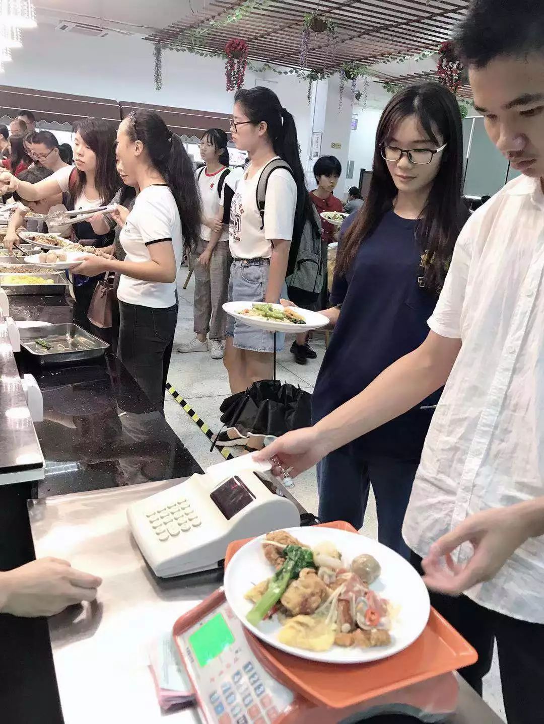 汕头又一所学校要任性啦自助餐论斤卖人均只需15元