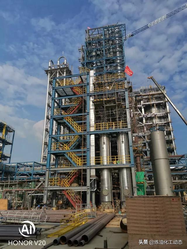高密度聚乙烯装置粒料掺混区施工现场(四建公司供图)