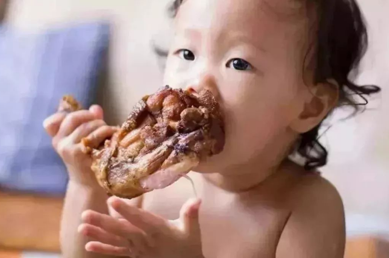 「蓝象宝贝育儿」孩子体内有没有积食，这4点一看便知，家长快住手，别再乱喂了