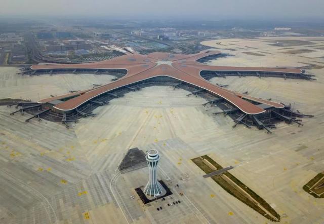 【中国那些事儿】大兴国际机场“凤凰展翼”！外媒感叹：中国智造再度惊艳世界
