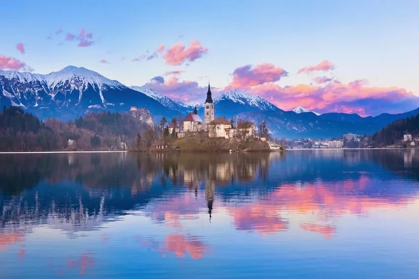 布莱德湖在欧洲有"阿尔卑斯山的眼泪"之称,她不仅是当地最美的地方