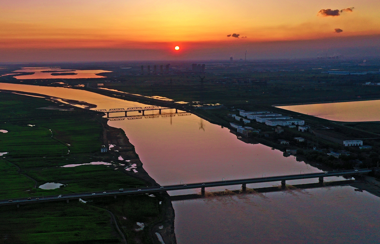 包头黄河:300米飞架3桥,夕阳下如3条巨龙横卧