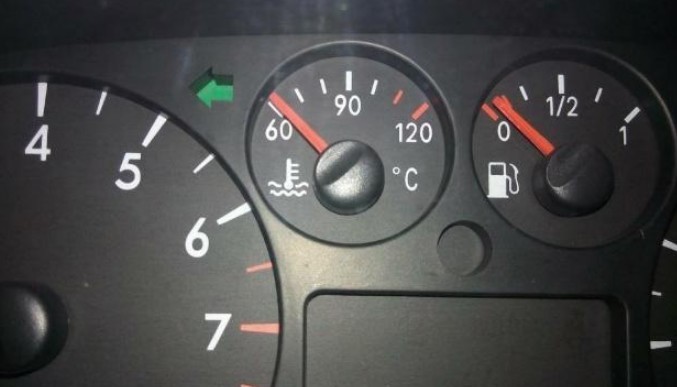 怎么看油箱多少油 83862dcbc1194329b62e5487c356f60c.jpeg