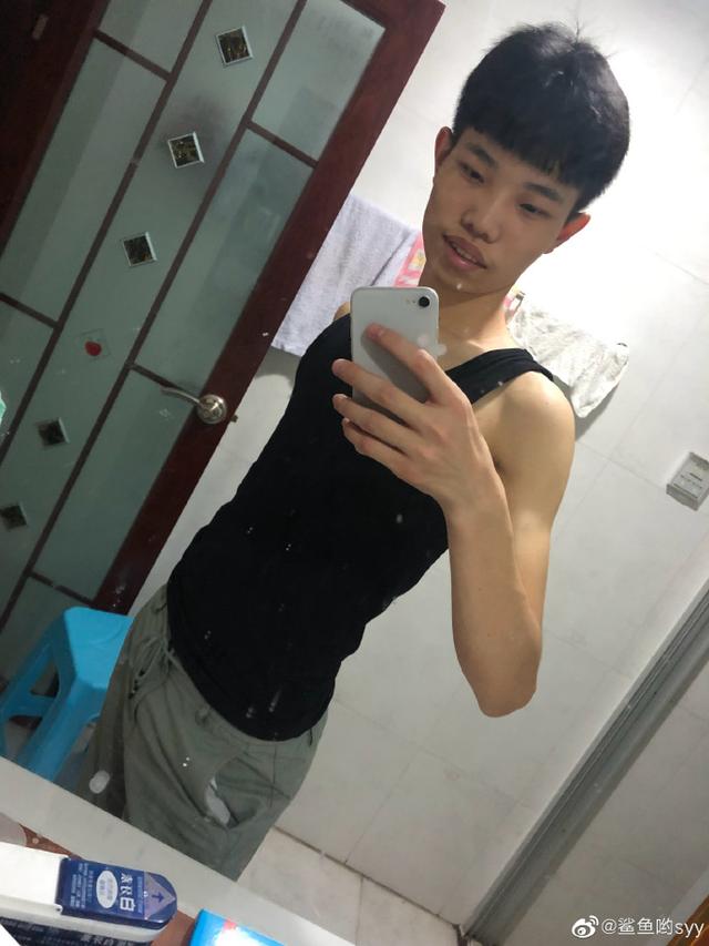 不求人遭遇史无前例的压力,人气被一丑男压制,人帅没用吗?