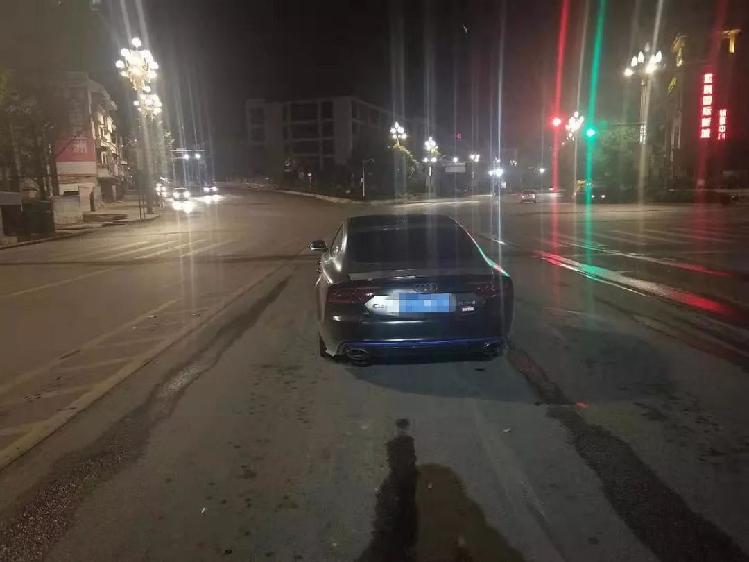 凯里一男子等红绿灯时竟然睡着了,到底咋回事?