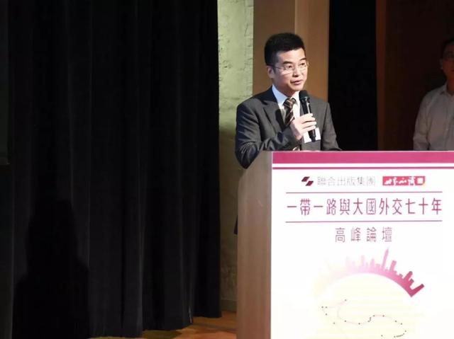 图:橙新闻中联办副主任杨健(中)与联合出版集团董事长傅伟中(左一,副