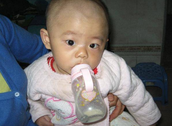 「蓝象宝贝育儿」孩子体内有没有积食，这4点一看便知，家长快住手，别再乱喂了