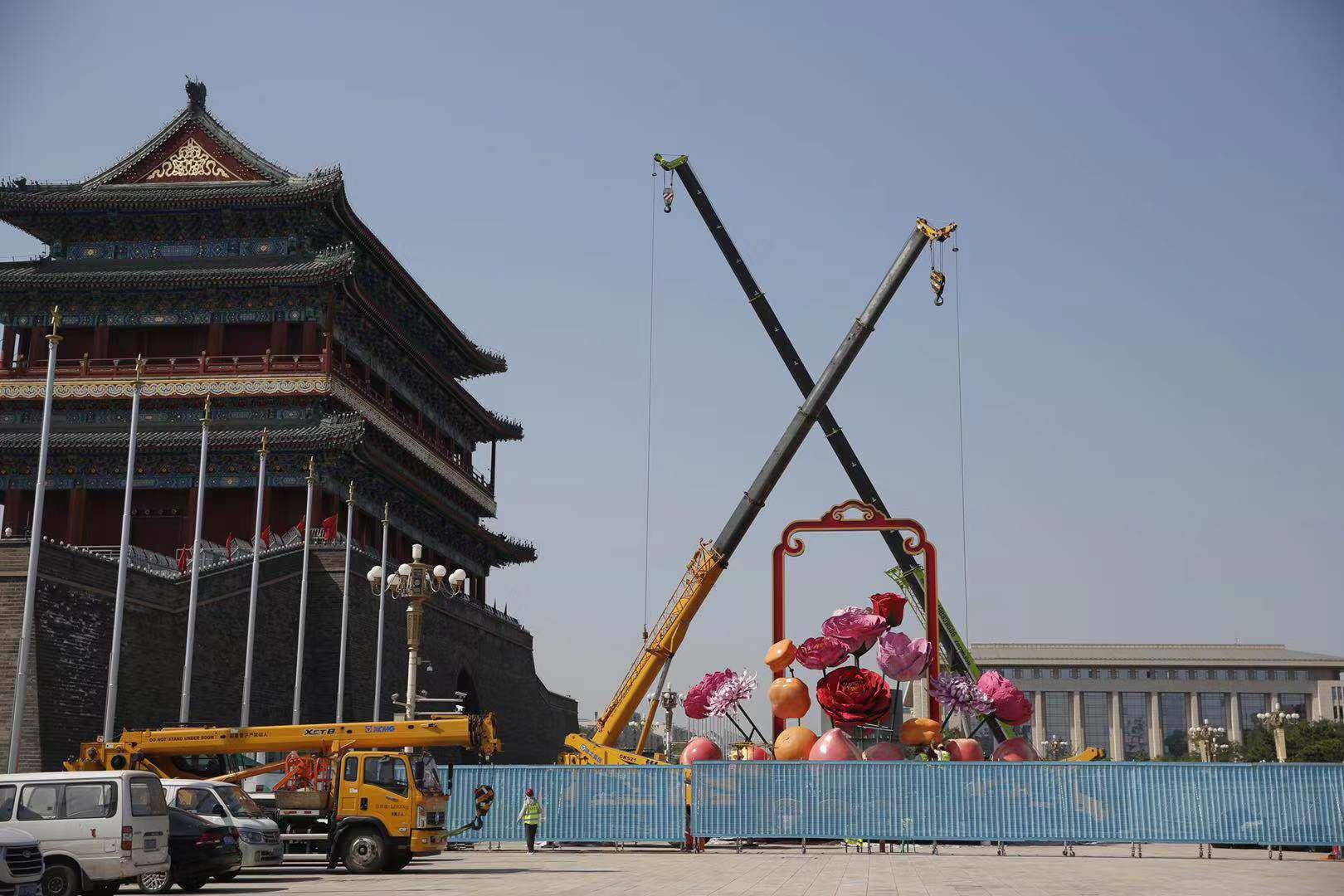 天安门广场国庆巨型花篮开始插花布置今年有花还有果