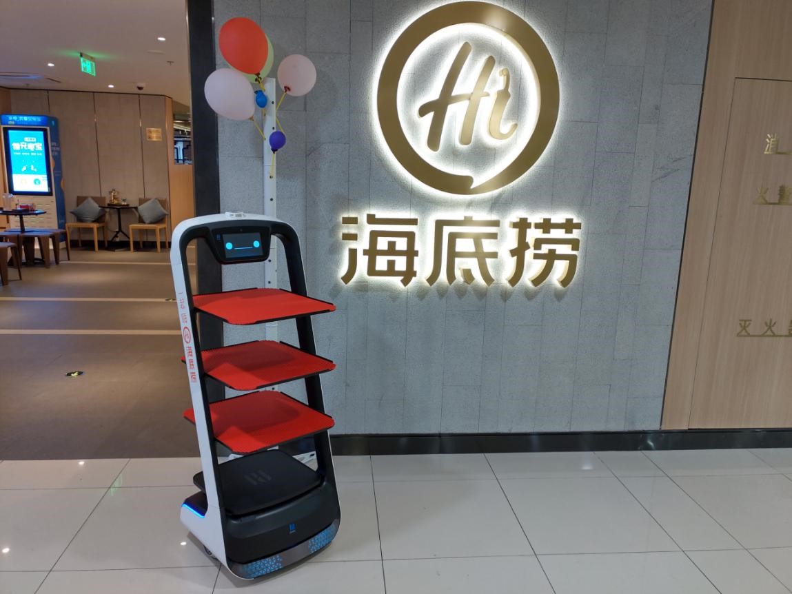 封面记者探访机器人送餐火锅店,每天350趟解放员工繁重工作