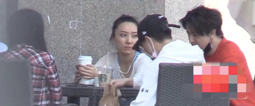 原创薛之谦夫妇生子后首合体,高磊鑫阔腿裤配马尾,产后身材恢复迅速