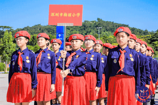 将五星红旗护送至升旗台,全场青少年目光紧紧跟随升起的国旗,并高唱