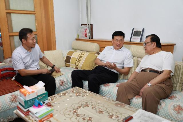 枣庄市司法局党组书记,局长王茂山走访慰问离休干部