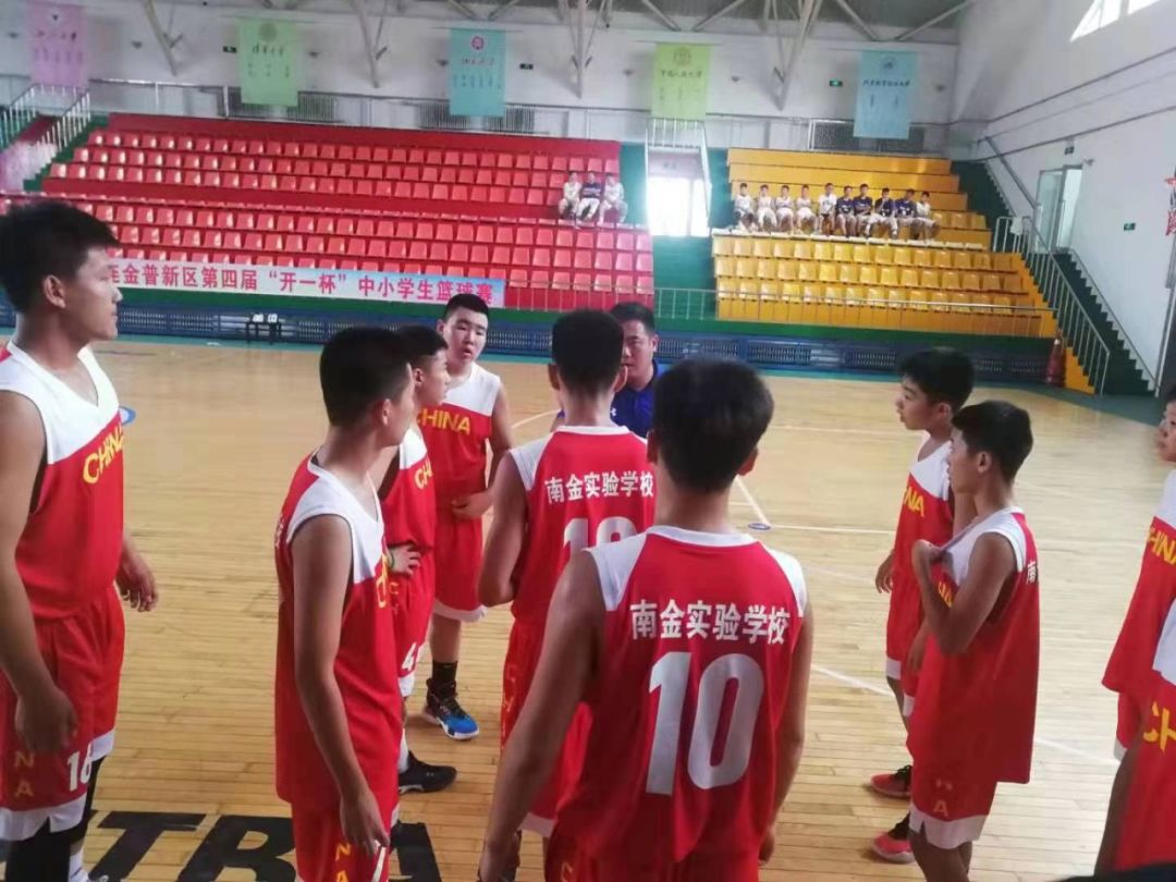 大连南金实验学校的两支篮球队伍,在于忠鑫,丛健华老师的严格训练下
